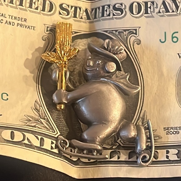 Cute snowman skating with broomstick frosty Christmas brooch - Picture 8 of 9